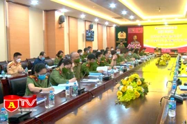 Vận dụng các văn bản pháp luật về quản lý, sử dụng vũ khí, vật liệu nổ, công cụ hỗ trợ vào thực tiễn