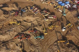 Huy động 80 máy xúc cứu cậu bé Trung Quốc 6 tuổi rơi xuống giếng