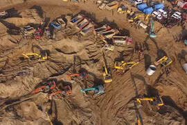 Huy động 80 máy xúc cứu cậu bé Trung Quốc 6 tuổi rơi xuống giếng