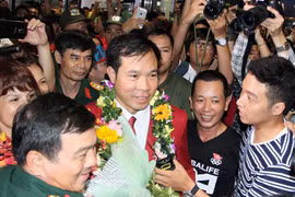 Sân bay Nội Bài náo nhiệt người đón Nhà vô địch Hoàng Xuân Vinh