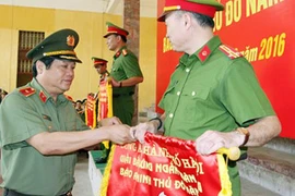 Trao thưởng các xạ thủ xuất sắc nhất giải Bắn súng quân dụng Báo ANTĐ 2016