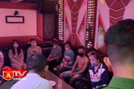 Bắt quả tang 10 nam nữ đang "bay lắc" trong quán karaoke