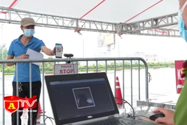 Hà Nội triển khai quét mã QR bằng camera tại các trạm chốt kiểm soát dịch