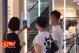 Người dân hào hứng tới trung tâm thương mại sau thời gian giãn cách