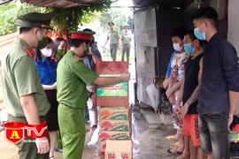 Tuổi trẻ Công an Thủ đô hỗ trợ lao động ngoại tỉnh mắc kẹt ở Thủ đô