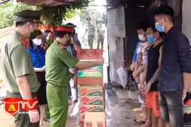 Tuổi trẻ Công an Thủ đô hỗ trợ lao động ngoại tỉnh mắc kẹt ở Thủ đô