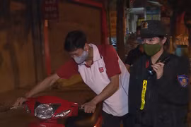 Theo chân nữ đặc nhiệm đầu tiên tình nguyện tham gia chốt 141 của Thủ Đô