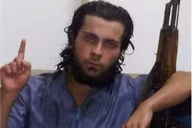 Kinh sợ: Tay súng IS hành quyết mẹ đẻ ngay trước đám đông