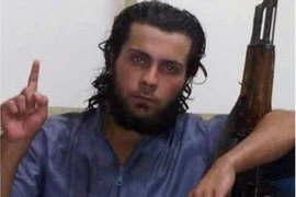 Kinh sợ: Tay súng IS hành quyết mẹ đẻ ngay trước đám đông