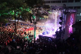 Gần 10 nghìn sinh viên cuồng nhiệt trong đêm rock “CKX“