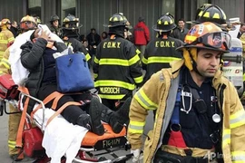 Tàu điện New York trật đường ray, hơn 100 người bị thương