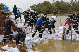 Tất bật giúp dân khắc phục hậu quả thiên tai, lũ lụt ngay ngày Tết Dương lịch