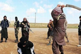 Đặc nhiệm SAS bắn tỉa từ xa 1km, giải cứu 2 bố con sắp bị IS xử tử