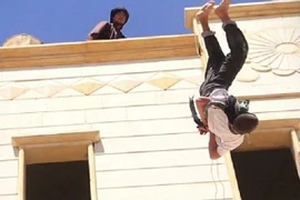 Man rợ: IS "rửa tội" cho 2 người đàn ông đồng tính bằng cách ném xuống từ mái nhà