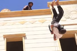 Man rợ: IS "rửa tội" cho 2 người đàn ông đồng tính bằng cách ném xuống từ mái nhà