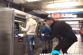 Cô gái "khỏa thân" dạo phố mà không ai biết