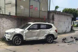 Hậu ly hôn: Chồng lái Mercedes đâm nát BMW của vợ