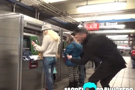 Cô gái "khỏa thân" dạo phố mà không ai biết