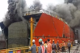 Tàu đang đóng của Hàn Quốc bốc cháy, nhiều người thương vong