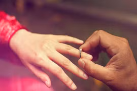 Đẩy xe ba gác chở 150kg tiền xu mua nhẫn kim cương cho tình yêu thuở bé