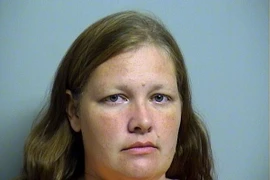 Bỏ quên con 1 tuổi trong ôtô giữa trời nắng, mẹ bị bắt và phạt 50.000 USD