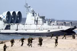Binh lính và xe bọc thép Nga đổ bộ lên bờ biển Baltic