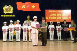 Trao bằng cho 17 tiến sỹ và 193 thạc sỹ