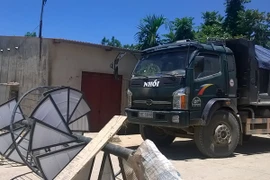 Dân dựng rào chắn chặn xe tải chở đất phá đường