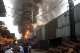 [Video] Cận cảnh vụ cháy xưởng gỗ khu công nghiệp Thạch Thất