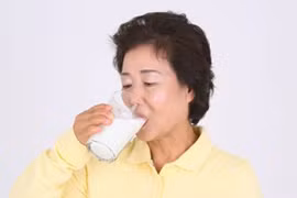 Vì sao người qua tuổi 50 nên uống sữa mỗi ngày?