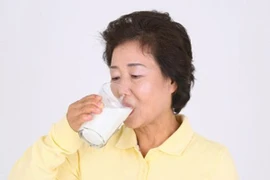 Vì sao người qua tuổi 50 nên uống sữa mỗi ngày?