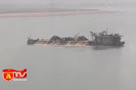 Triệt xóa ổ nhóm khai thác cát trái phép trên sông Đà