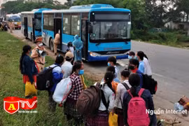 Sở GTVT Hà Nội huy động gần 500 xe buýt đưa người dân đi từ các tỉnh miền Nam về quê
