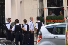 HLV Mourinho sững sờ nhìn tên trộm nhà mình bị bắt trước cửa