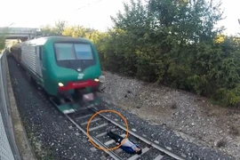 Thua cá độ chung kết EURO, một CĐV lao vào đoàn tàu tự tử