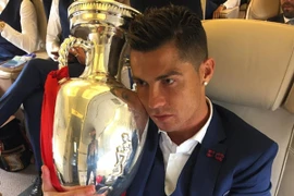 Ronaldo khư khư ôm cúp vô địch trên chuyên cơ về Bồ Đào Nha