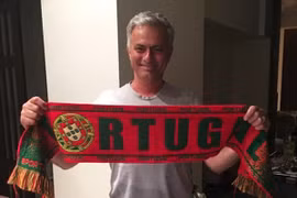Mặc đồ ngủ, HLV Mourinho hí hửng chúc mừng Bồ Đào Nha