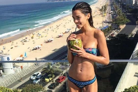 Bạn gái Dani Alves khoe thân hình hoàn hảo bên bờ biển