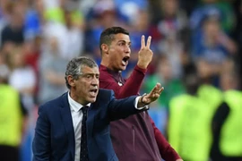 Bất chấp chân đau, Ronaldo sốt sắng chỉ đạo như HLV