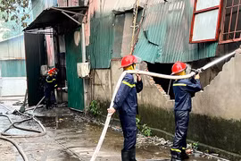 Kịp thời ngăn cháy lan trong khu vực nhà xưởng ở quận Long Biên