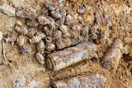 Phát hiện nhiều đầu đạn pháo và vỏ lựu đạn 