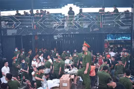 Phát hiện trên 200 người tụ tập trong quán bar 'The Light'