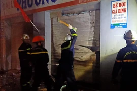 Nửa đêm lực lượng cứu hỏa phá cửa cứu 4 người mắc kẹt