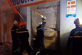 Nửa đêm lực lượng cứu hỏa phá cửa cứu 4 người mắc kẹt