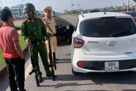 Cảnh sát giao thông phát hiện 2 khẩu súng trên xe ô tô