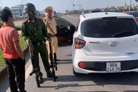 Cảnh sát giao thông phát hiện 2 khẩu súng trên xe ô tô