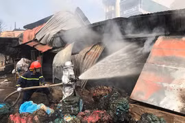 Lính cứu hỏa vất vả khống chế cháy lan và dập tắt cháy tại nơi sản xuất chăn, đệm