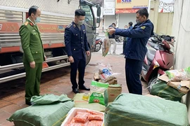 Lái xe chở gần 5 tấn thực phẩm từ Lào Cai về Hà Nội tiêu thụ bị phạt 140 triệu đồng