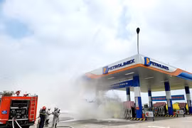 Xử lý sự cố cháy, nổ giả định tại cửa hàng xăng, dầu