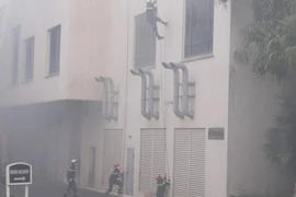 Xem chiến sỹ Cảnh sát PCCC đu thang dây vào khách sạn cao tầng cứu nạn trong tình huống cháy giả định